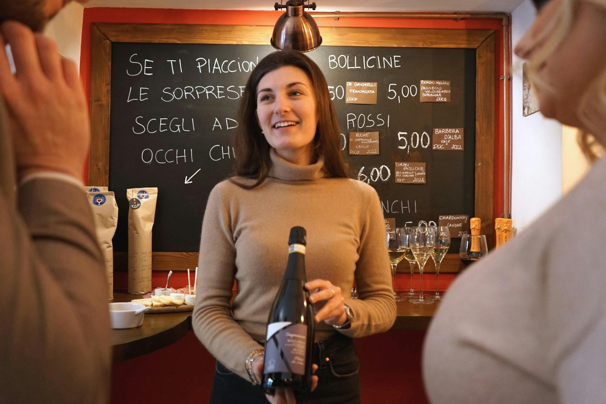 Letizia spiega i vini durante una degustazione a Torino