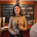 Η Letizia εξηγεί τα κρασιά στη δοκιμή κρασιών στο Τορίνο