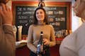 Letizia förklarar viner vid vinprovning i Turin