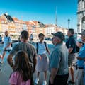 哥本哈根必看的Nyhavn的人们在游览。