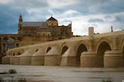 Roman bridge och moské