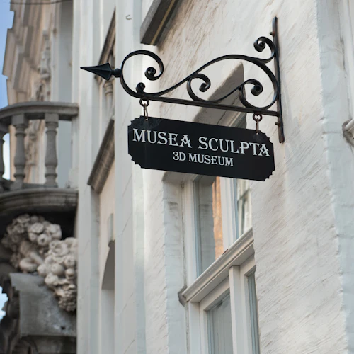 Fasadmuseum. Het museum bevindt zich in het historische Burgerhuis "De Pelikaan"