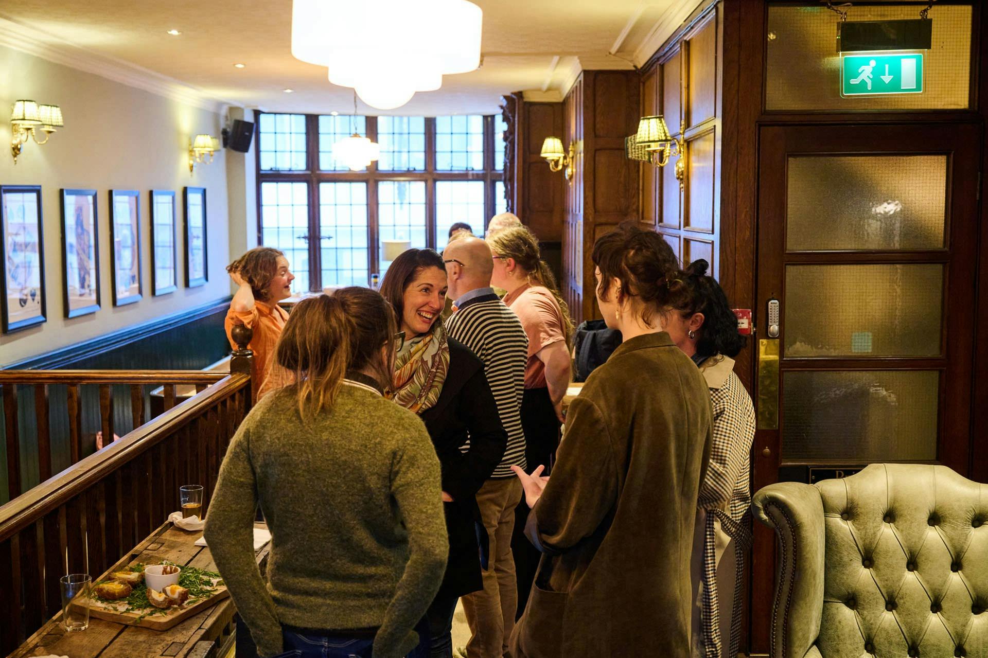 런던의 유서 깊은 펍에서 맛보는 에일의 맛과 이야기