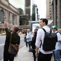 Gäste blicken von der 42. Straße auf die Fassade des Grand Central