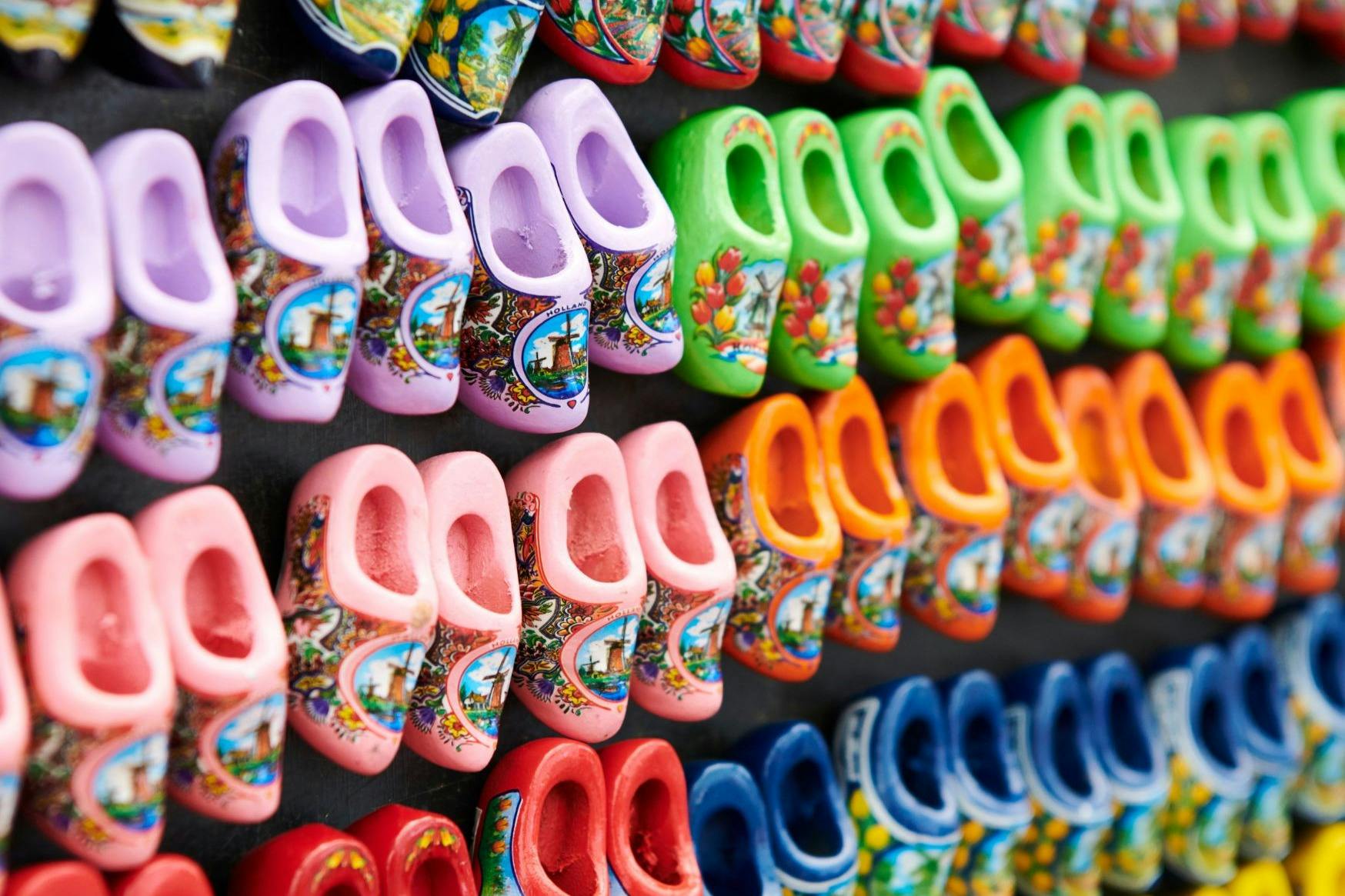 鮮やかな色合いのミニチュア木靴が並んでおり、それぞれに細かいパターンが施されています。