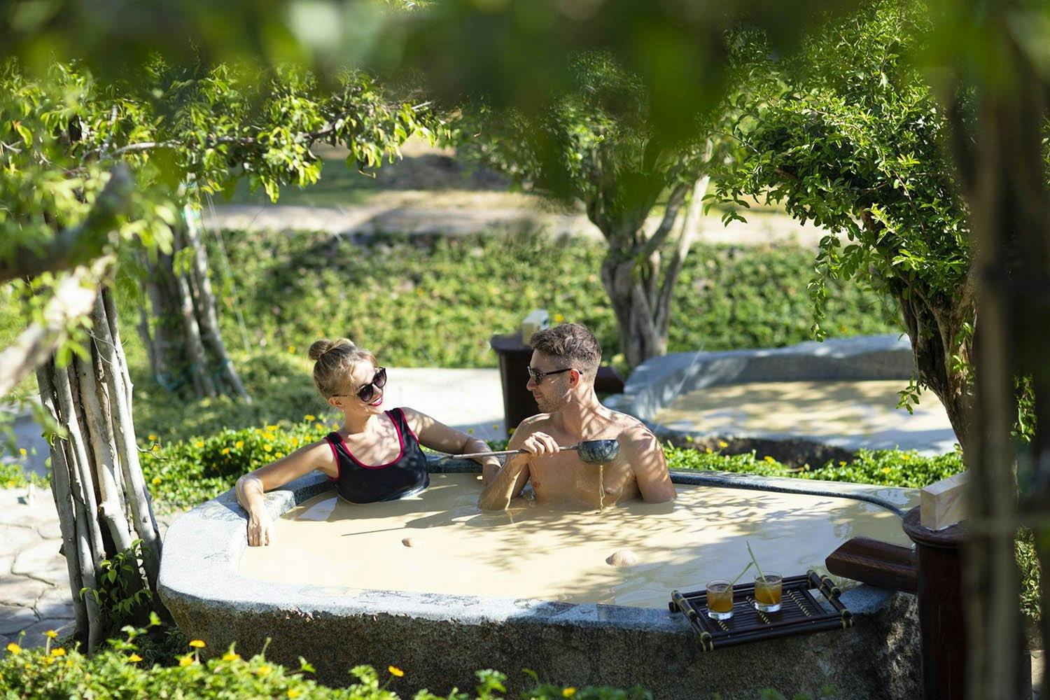 VinWonders Nha Trang: Admission + Round-Trip Cable Car + 250,000 VND Set Menu