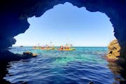 Excursão de caiaque com um passeio pelas cavernas marinhas na área sul de Mallorca. Você fará paradas para nadar, mergulhar com snorkel e fazer um lanche.
