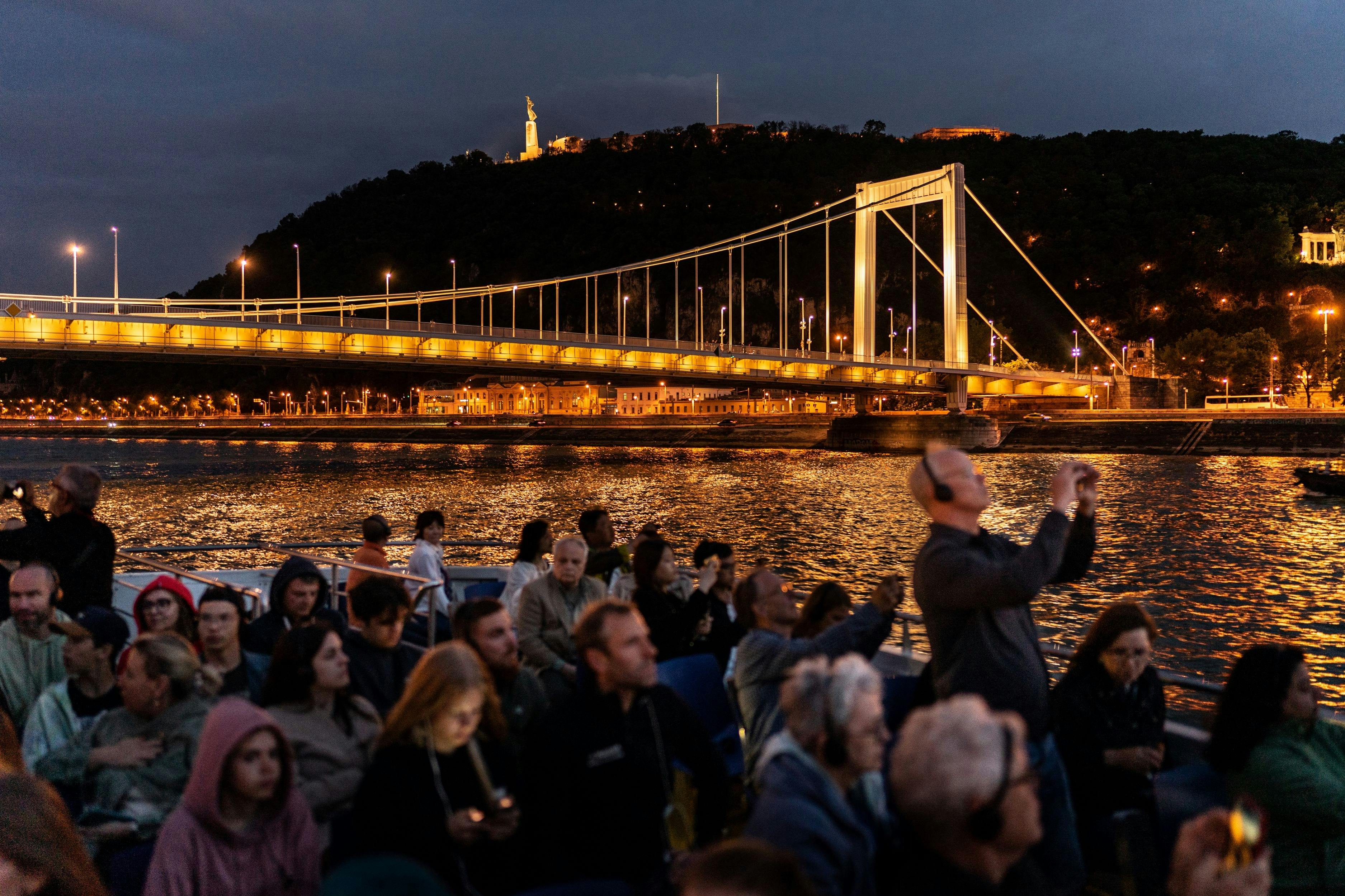 Budapest: Danube Evening Sightseeing Cruise + Audio Guide + 1 Drink 2
