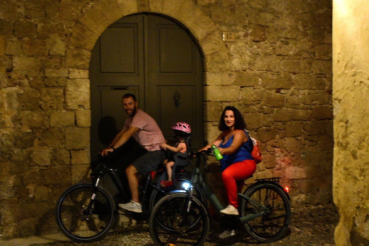 Η οικογένεια κάνει την ξενάγηση φαγητού με ηλεκτρικό ποδήλατο.