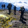 In cima all'orlo orientale del Cratere Centrale dell' Etna con le sue fumarole di zolfo