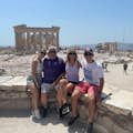 Goście fotografowani z Partenonem w tle