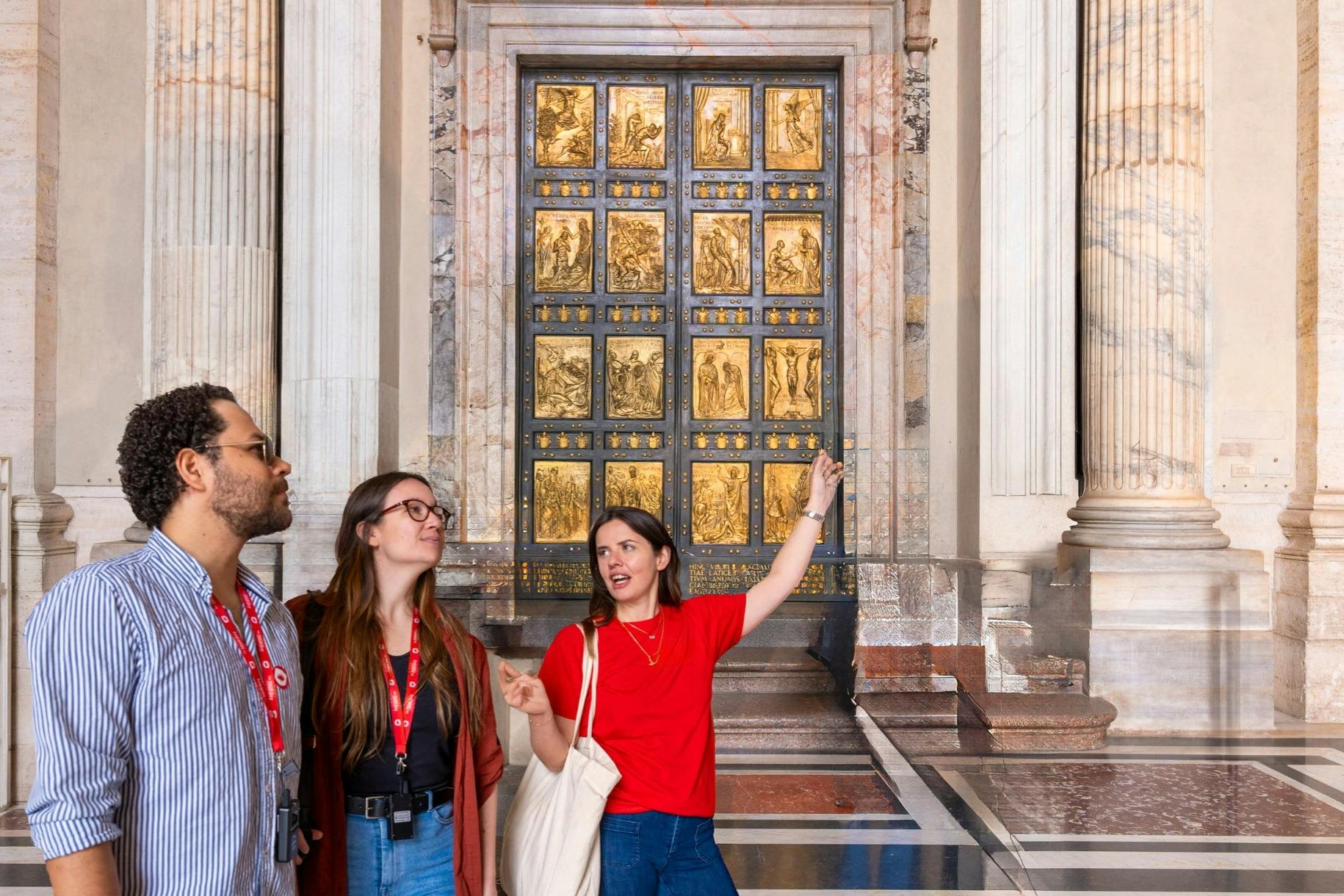 신성한 걸작을 감상할 수 있는 웅장한 입구인 희년과 성문에 대해 알아보세요.