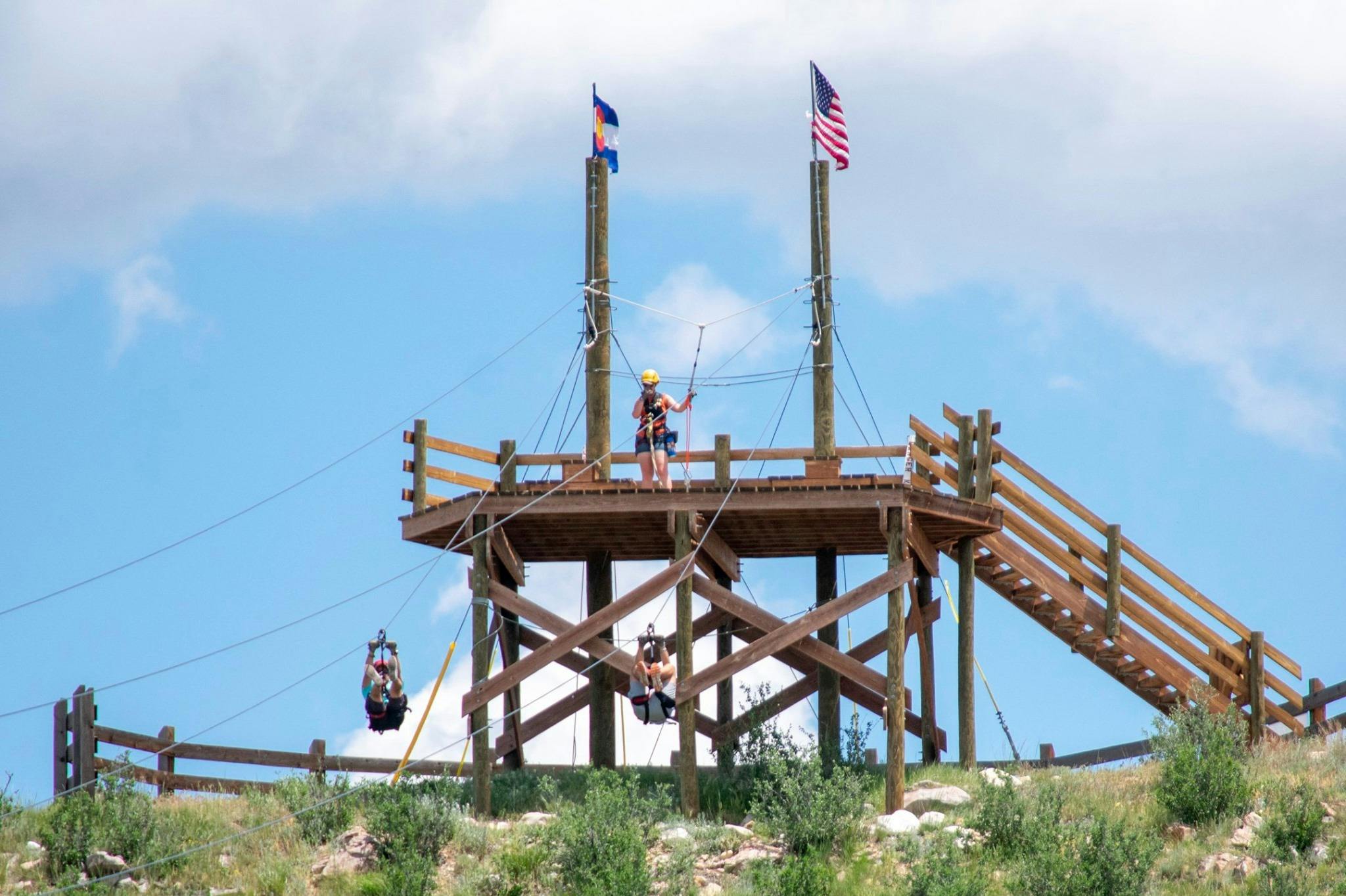 边缘高空滑索和探险