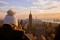 Pessoa de gorro fotografa a paisagem urbana de Nova York