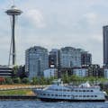 Plavba lodí Seattle Harbor s vesmírnou jehlou v pozadí