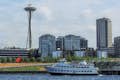 Le bateau de croisière du port de Seattle avec la Space Needle en arrière-plan