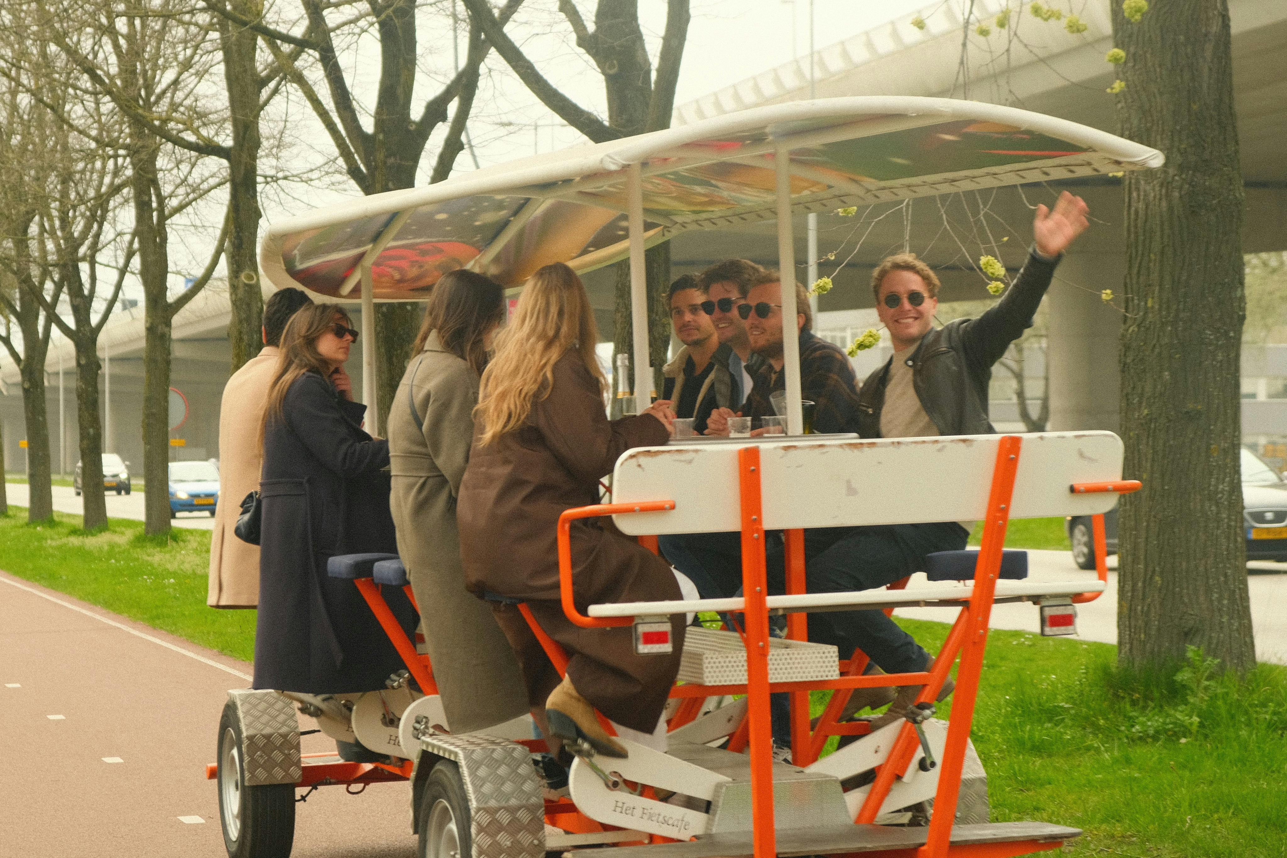 伝説的なアムステルダムのビール自転車を楽しもう