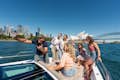 Gruppe genießt Sydney Harbour Boat Tour. Fotos von Ikonen im Hintergrund machen