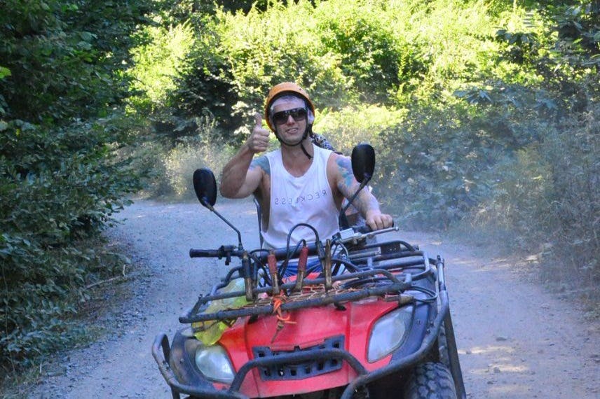 ATV-Safari-Abenteuer im Wald.