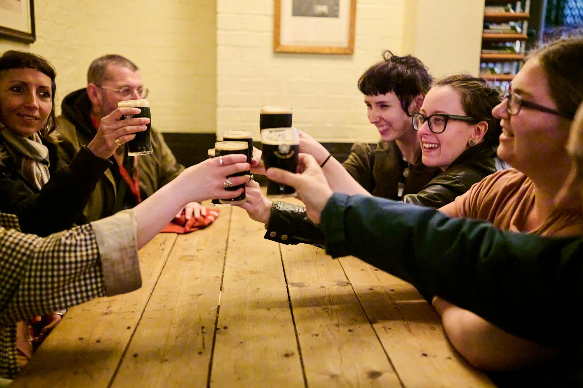 런던의 유서 깊은 펍에서 맛보는 에일의 맛과 이야기