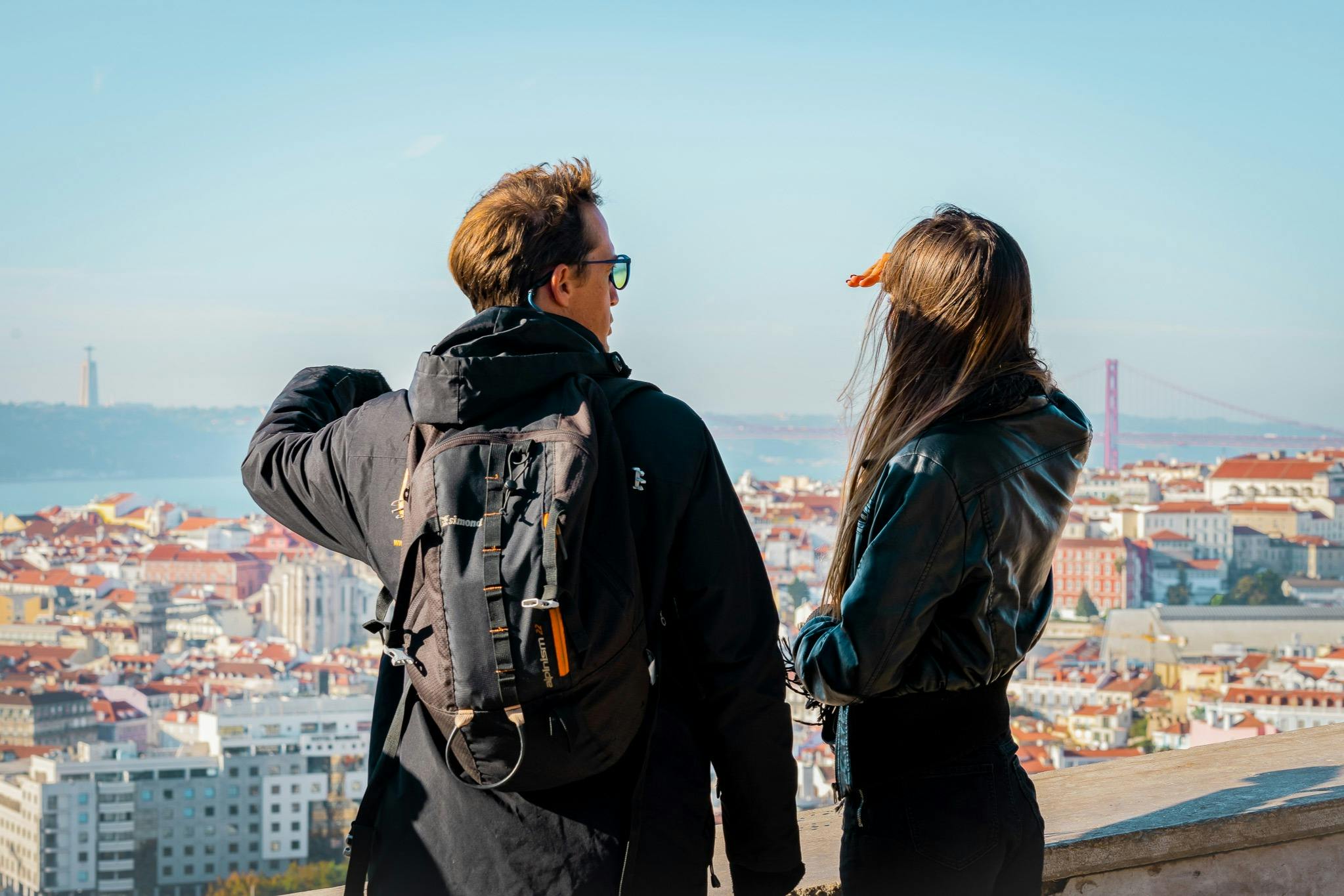 在里斯本享受嘟嘟车导览游的游客