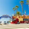 Bild eines Hop-on-Hop-off-Busses für Touristen in Santa Monica, LA