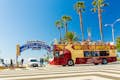 Image d'un bus touristique à Santa Monica, Los Angeles.