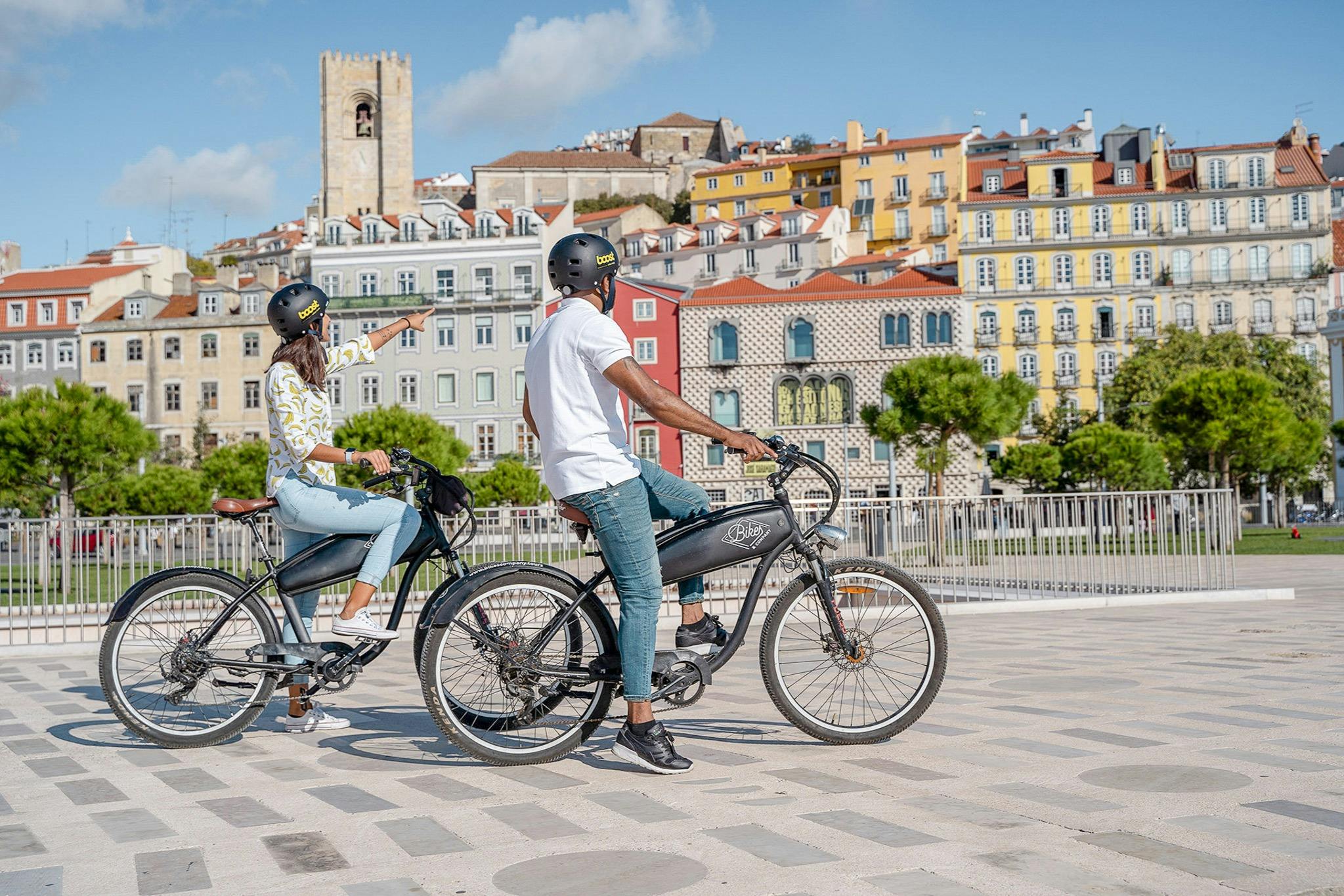 Des touristes explorent les collines de Lisbonne grâce à une visite guidée en E-bike.