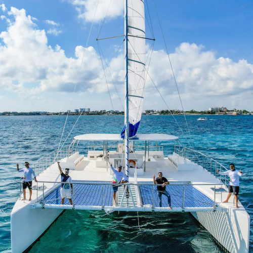 Isla Mujeres: Passeio de catamarã com mergulho com snorkel e clube de praia saindo de Cancún - Photo 2