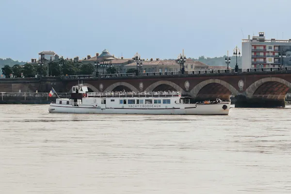 Bordeaux : Croisière Guidée sur la Garonne avec Boisson et Canelé