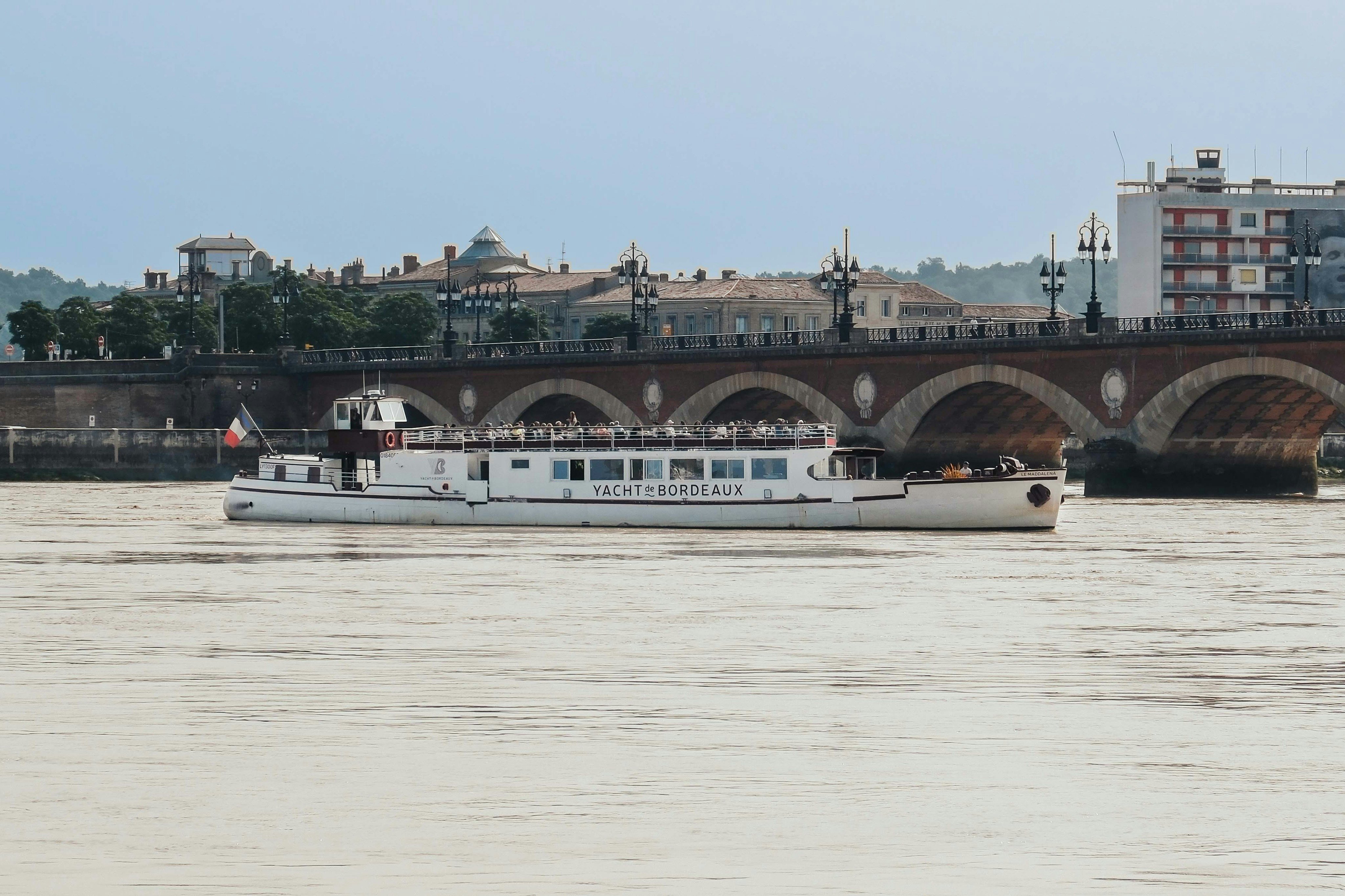 Bordeaux: Guided Cruise on the Garonne with a Drink and a Canelé