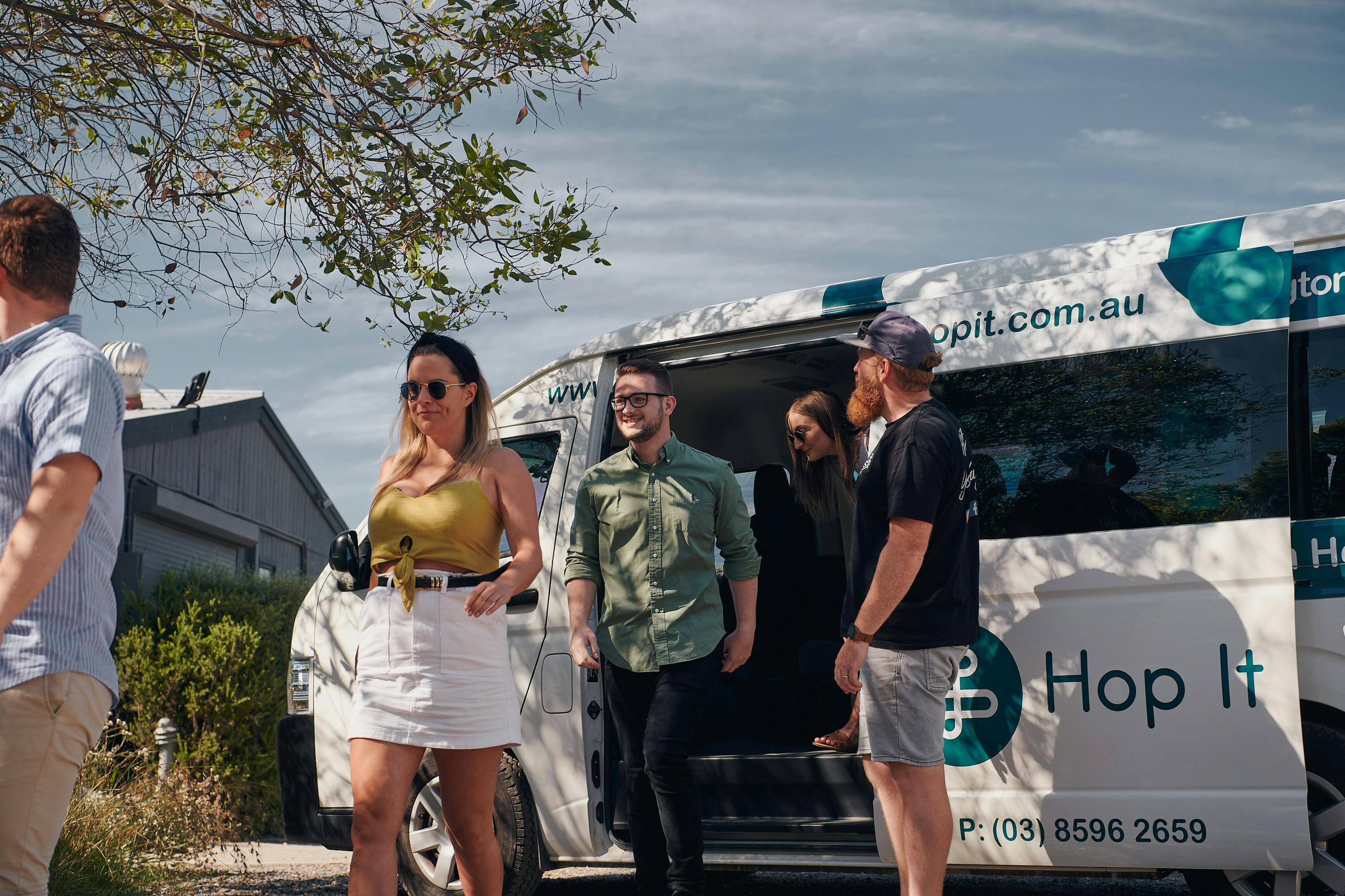 バスを降りるゲスト