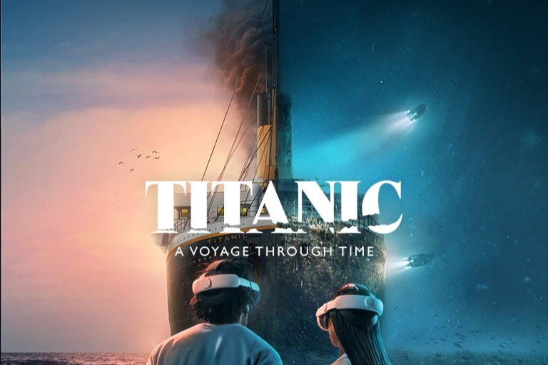 Dva lidé s náhlavními soupravami pro virtuální realitu, kteří se dívají na zobrazení Titaniku, částečně ponořeného pod vodou s textem „Titanic: Plavba časem“.