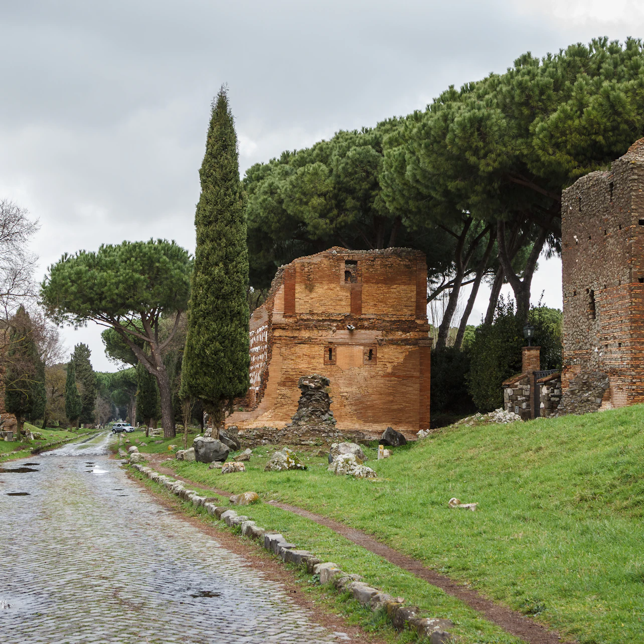 Rome: Catacombs and Capuchin Crypt Guided Tour + Transfer