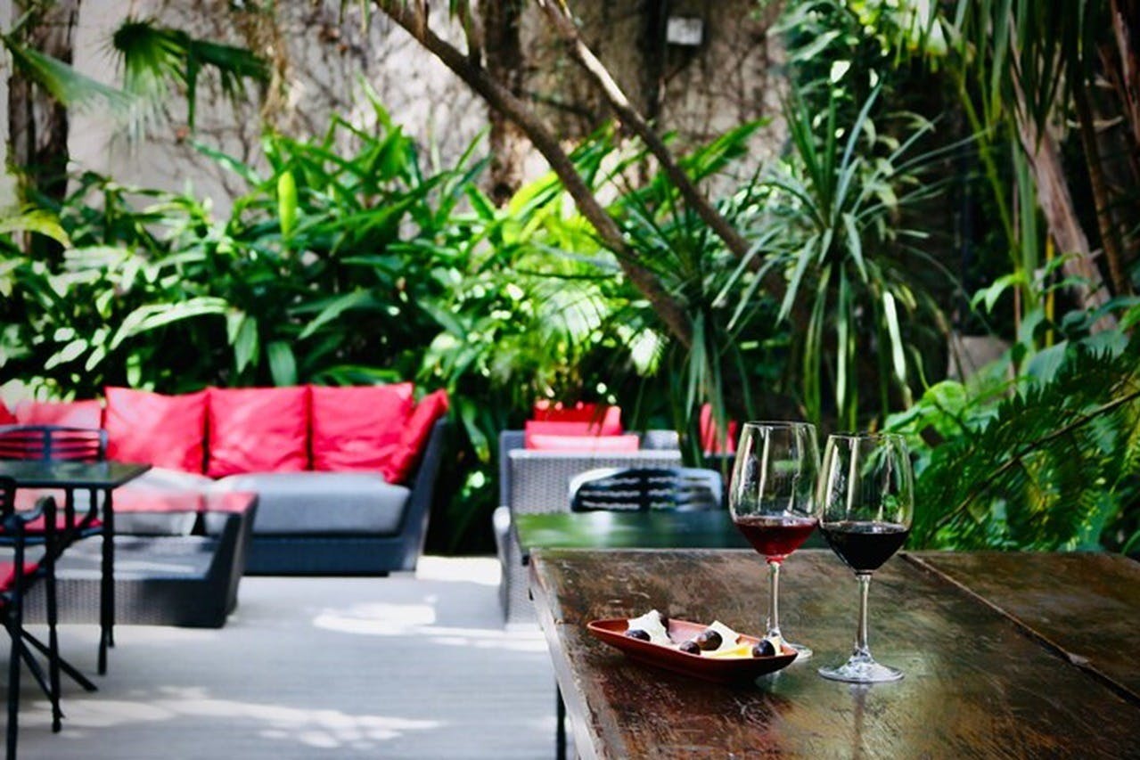 フィエロホテルの屋外スペースは、リラックスしたり、飲み物を楽しむのに最適です。