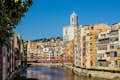Pastellfarbene Häuser in Girona