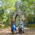 Ciesz się malowniczą przejażdżką zabytkową Vespą przez Angkor Park z naszym kierowcą.