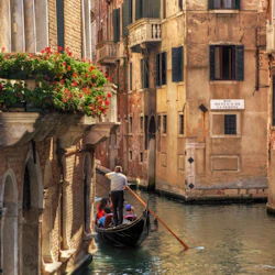 Venice: Gondola Ride with Live Commentary in destination