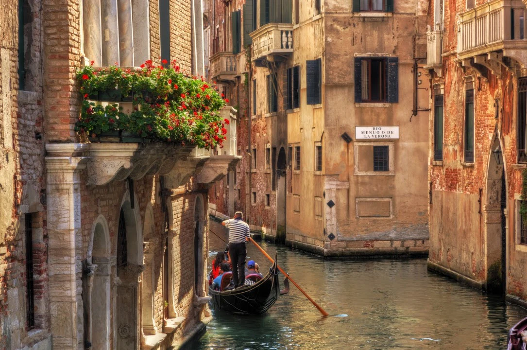 Venice: Gondola Ride with Live Commentary — Gondola Ride in Venice
