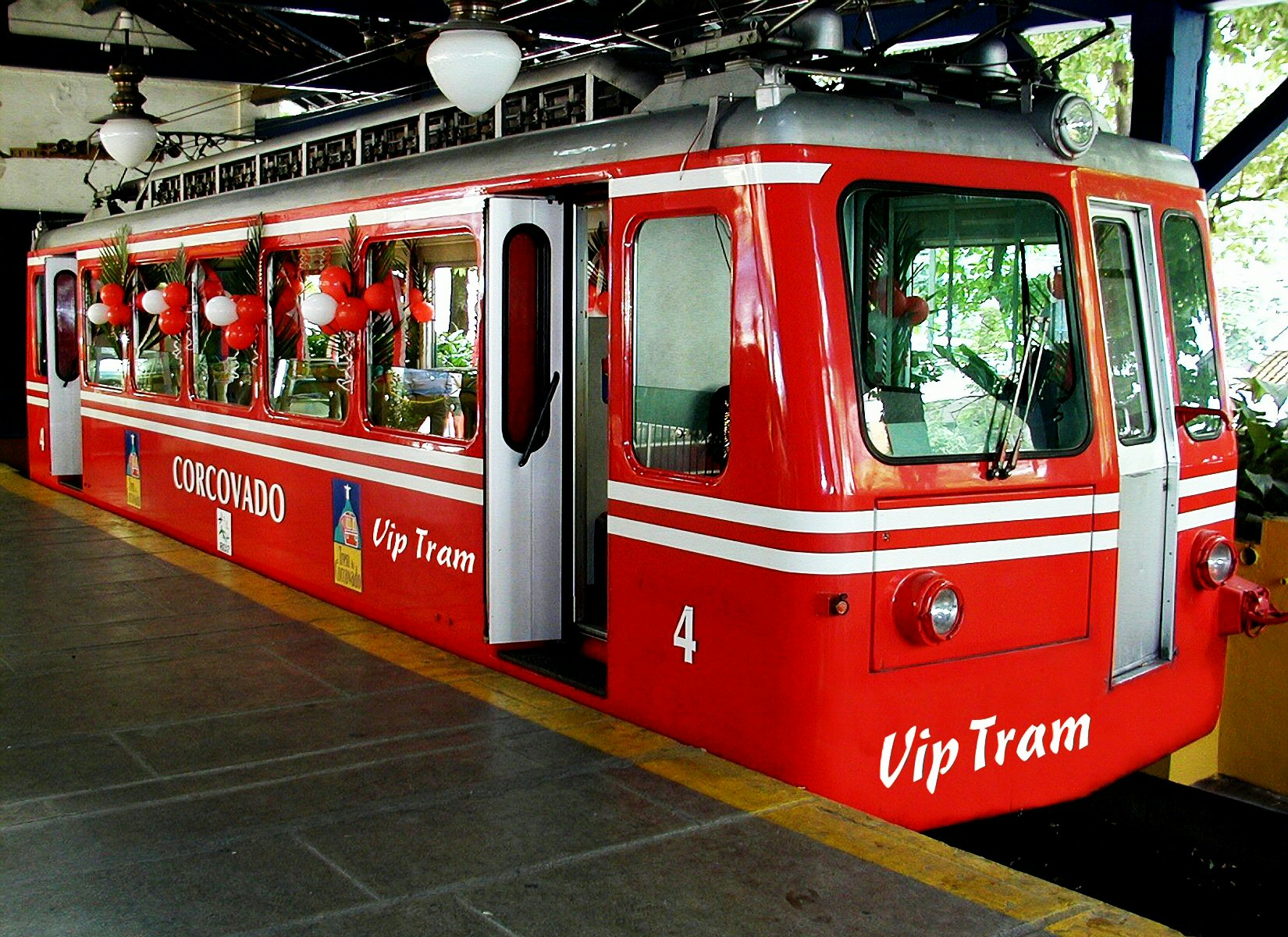 Trem do Corcovado e Cristo Redentor + Estádio do Maracanã