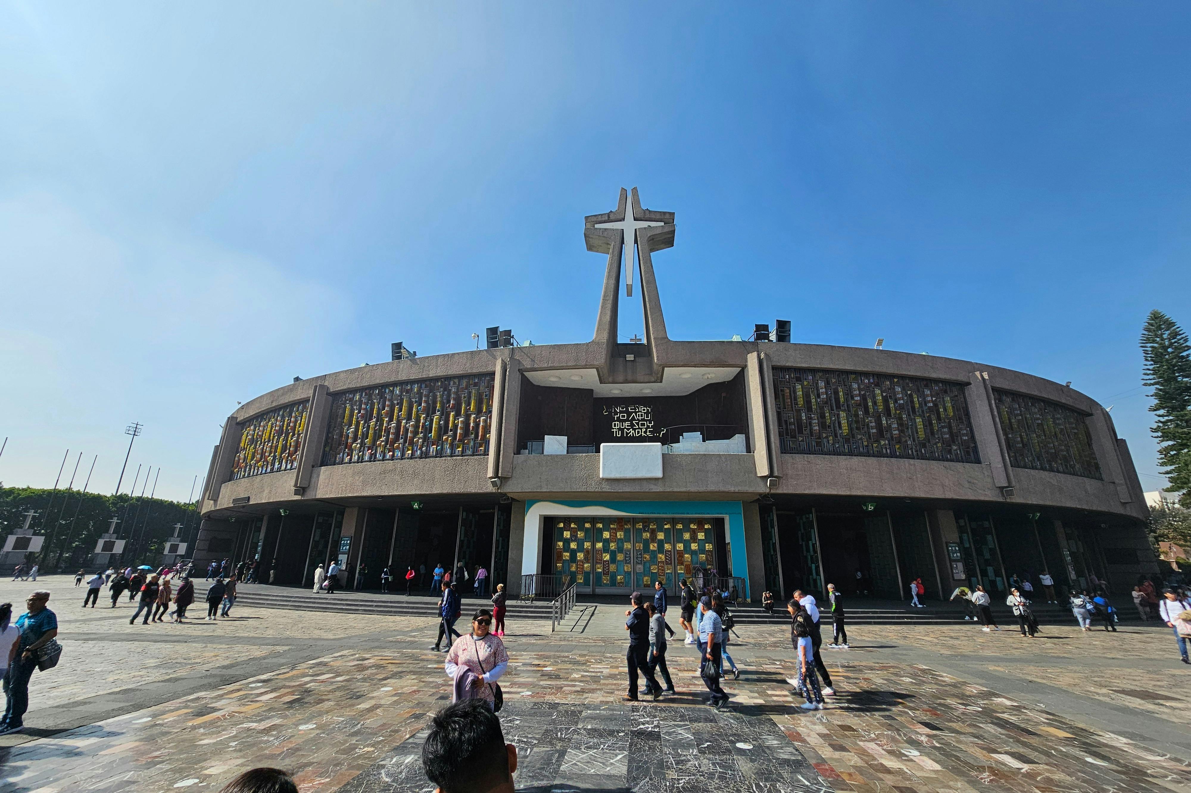 FASSADE DER BASILIKA