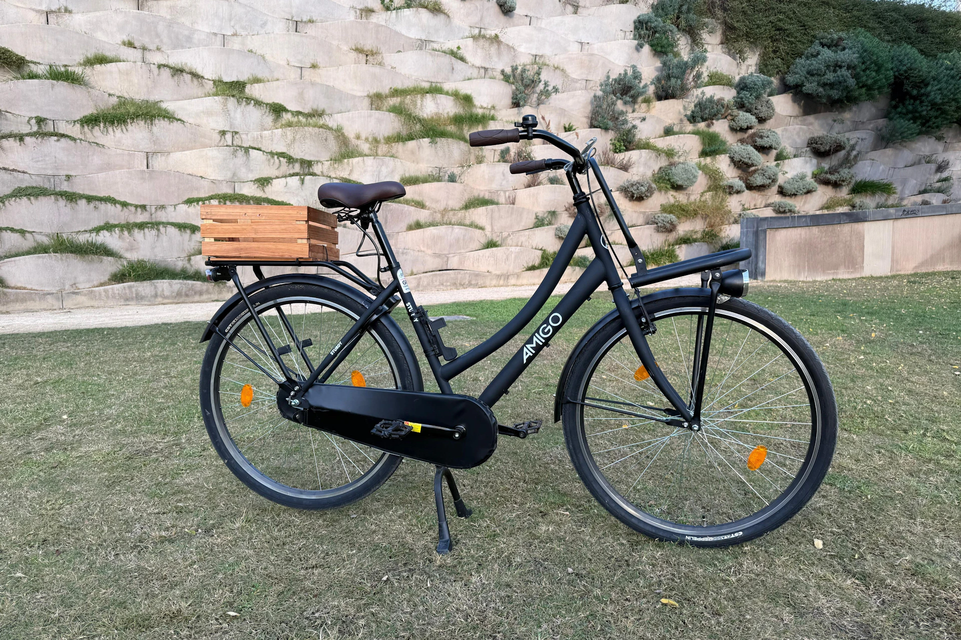 Enjoy the incredibly comfortable upright riding position and timeless styling of a true Dutch classic.