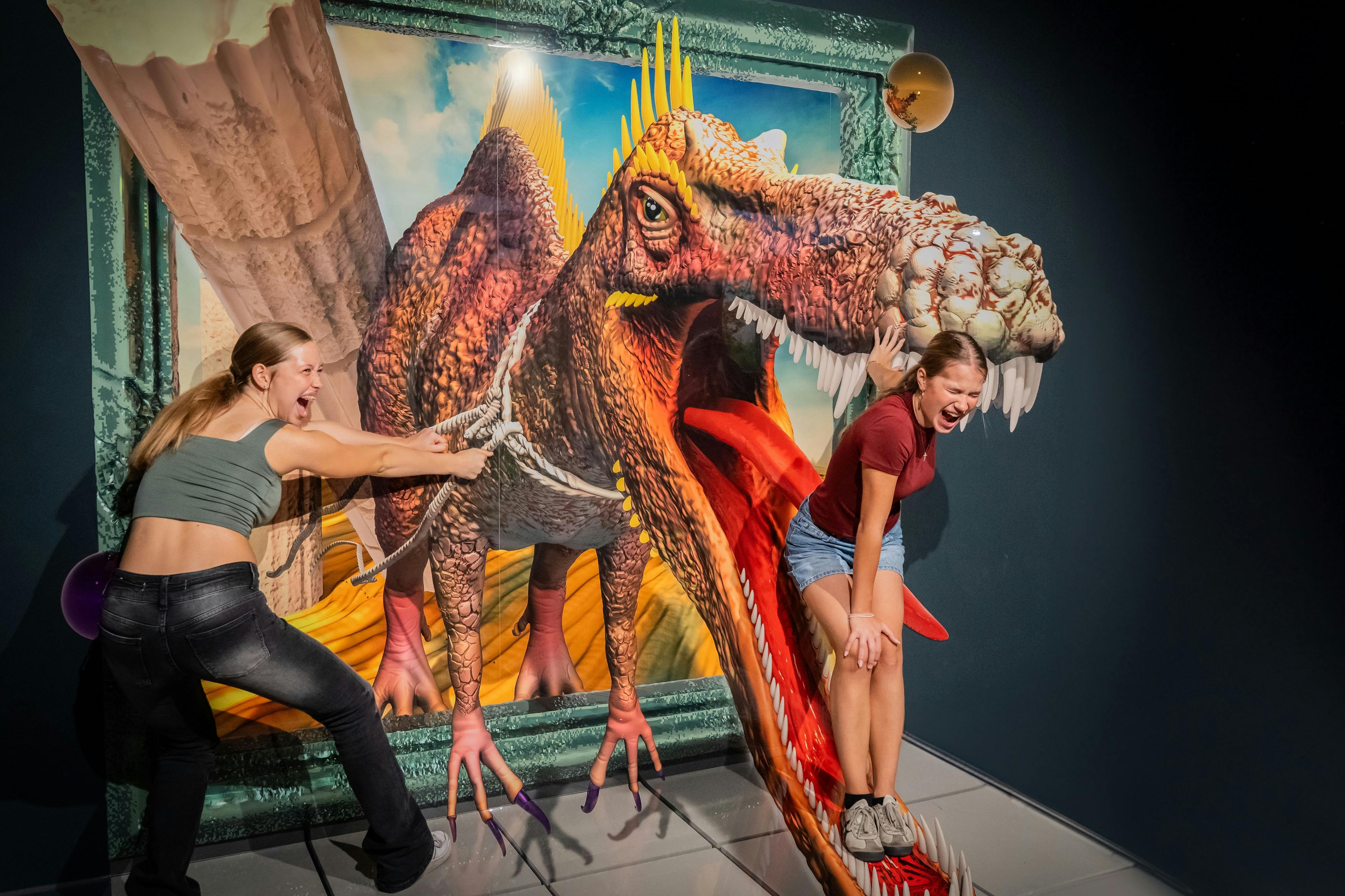 Lass dich von einem riesigen Dinosaurier verschlingen, während deine Freunde verzweifelt versuchen, dich zu retten.