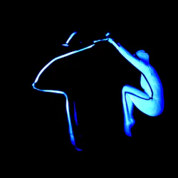 Från showen av svart ljus teater