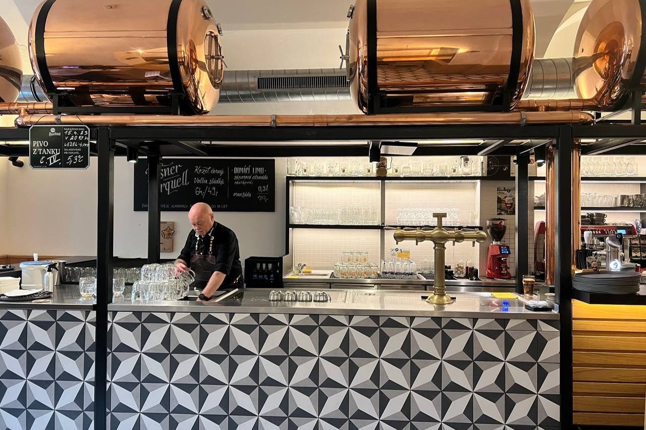 Tiskárna = Τυπογραφείο, εστιατόριο με τσεχικά πιάτα.