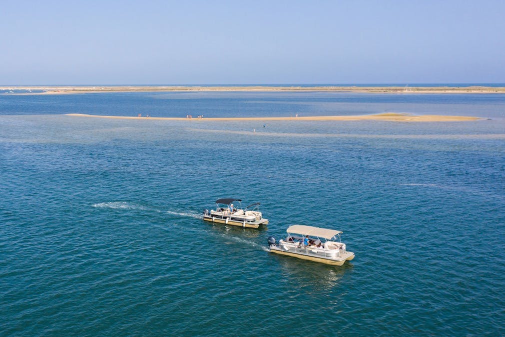 이미지는 모래섬 근처의 철주 두 척을 보여줍니다.