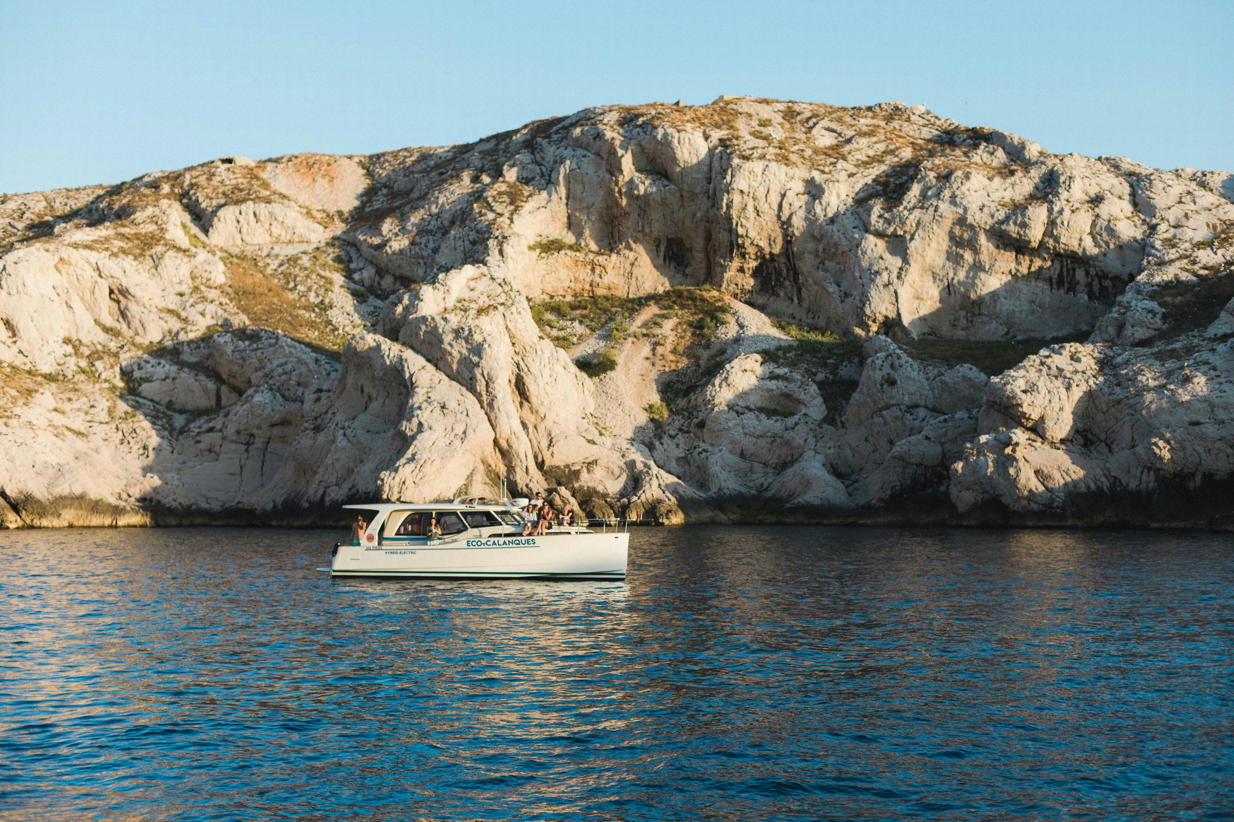 Marselha: Passeio de barco ecológico pelas Calanques com almoço e bebidas