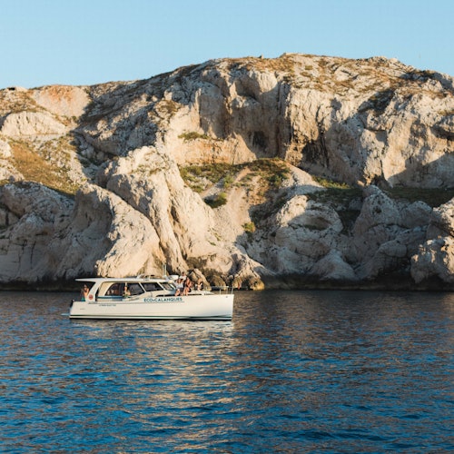 Marsella: Excursión ecológica en barco por las Calanques con almuerzo y bebidas