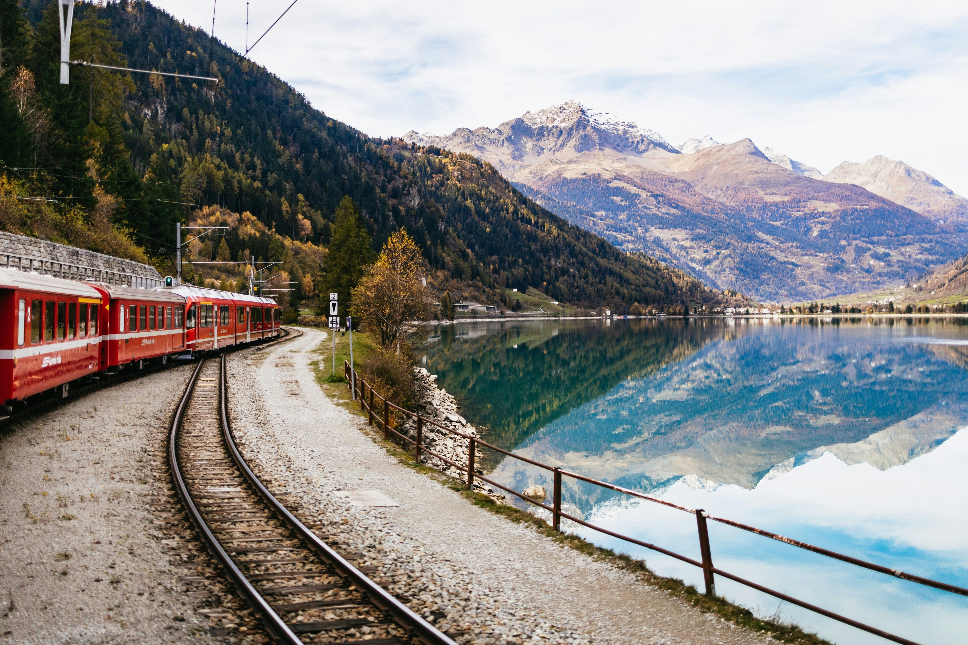 Lago de Como e St. Moritz: excursão de um dia a partir de Milão + passeio de barco e comboio vermelho Bernina