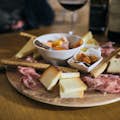 Käse- und Schinkenplatte, mit Sopressa Salami und einer Auswahl von 2 Monte veronese